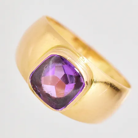 Ring med lila sten stl:15½ bredd ovandel 8,4mm 18K Vikt: 2,2 g