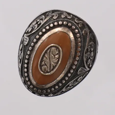 Klackring med sten stl:20½, bredd: 5-29mm, oxiderade detaljer, 925/1000 silver Vikt: 17,5 g