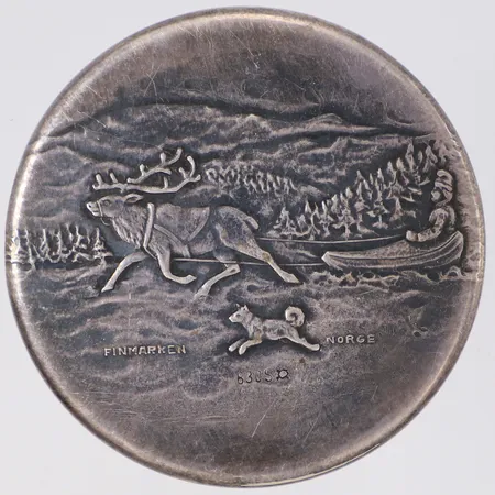 Fickspegel Finmarken Norge med dekor i relief, Ø 49mm, åldersrelaterat slitage/ fläckar på glas,  830/1000 silver Vikt: 0 g