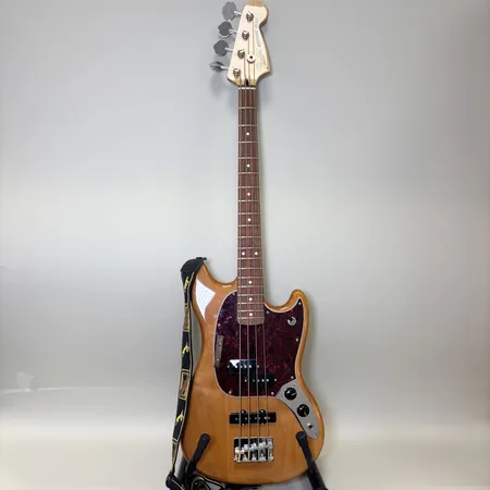 Elbas Fender Mustang Bass, made in Mexico serienr:MX21563985, mjukt originalcase, original axelrem. Skickas med Bussgods eller PostNord