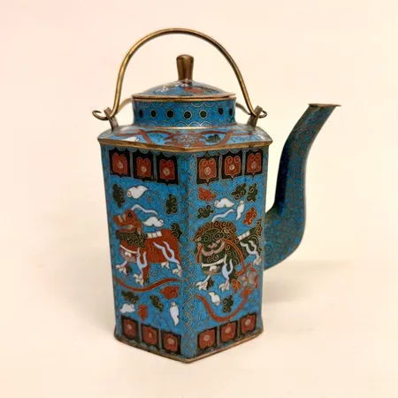 Tekanna med lock cloisonné Kina, sexkantig form med polykrom emaljdekor av mytiska djur, moln och stiliserade ornament, emaljerad insida, höjd ca 17cm
