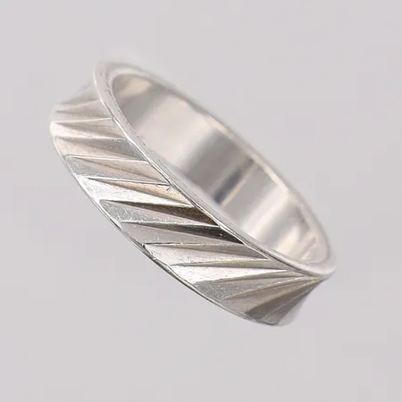 Ring mönstrad stl:17¼ bredd 4,9mm. 835/1000 silver Vikt: 3,7 g