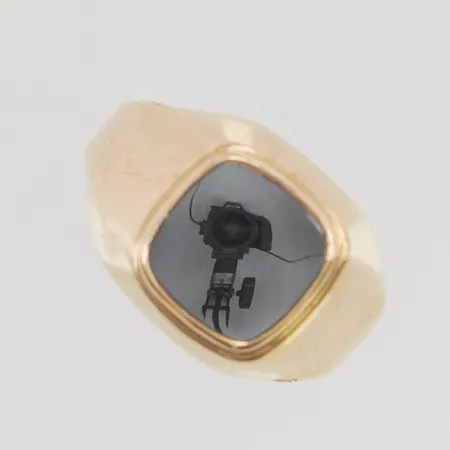 Ring med sten stl:18 bredd 3,3-12,3mm 18K 3,3g.