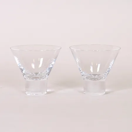 Två cocktailglas Aarne Iittala, höjd 8cm, klarglas, formgiven av Göran Hongell, kartong Skickas med paket.