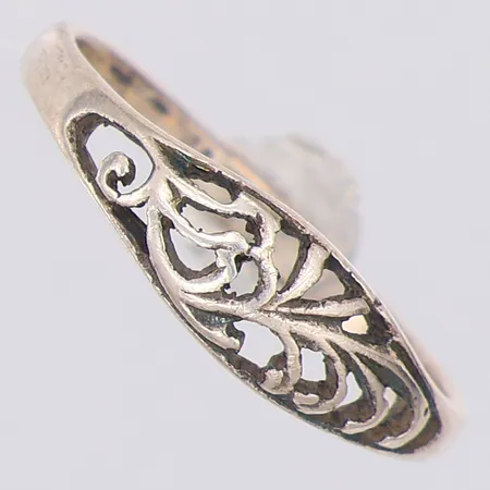 Ring genombrutet mönster stl:17½, silver 925/1000 Vikt: 1,5 g