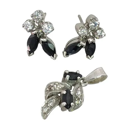 SET Örhängen & Hänge silver 925/1000 Safirer vita stenar, hänge längd inkl. ögla 21 mm, bredd 9,5 mm, örhängen mått 13,5x8,5 mm, fint skick, ploppar saknas Vikt: 3,5 g