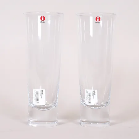Två ölglas Aarne Iittala 38cl, höjd 19cm, klarglas, etikettmärkta, formgiven av Göran Hongell Skickas med paket.