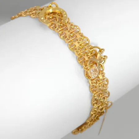 Armband X-länk med stav, tre berlocker, 18K guld, Stockholms Ädelsmide Ab (SÄAB), längd knäppt 18,5 cm, bredd 10 mm, tjocklek 2 mm, berlocker med varierande storlek, fint skick, en berlock med gravyr Vikt: 18,5 g