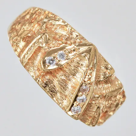 Ring med vita stenar stl: ca 19 bredd: ca 3-10mm HBTG Tre Guldsmeder i Falköping HB år 1996 18K Vikt: 4,7 g