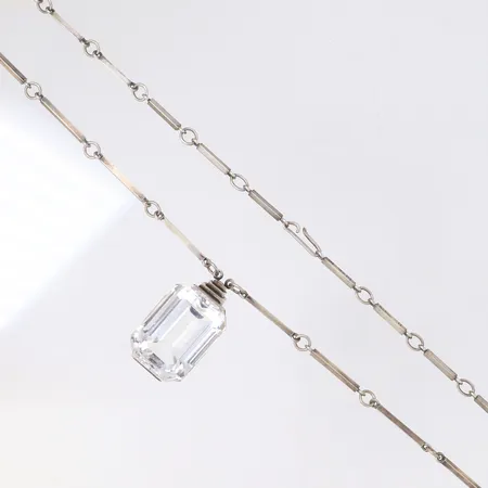 Collier Wiwen Nilsson med trappslipad bergskristall i kistfattning, kedja med stavar och ringar, längd ca 60cm, hängets mått längd 32mm , bredd ca 20mm, signerade, AN Lund år 1946, bruksskick, något klämt lås, 925/1000 silver Vikt: 45,6 g