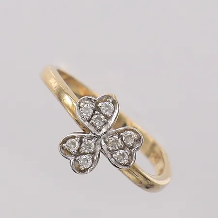 Ring med stenar stl: 17, ca bredd 2,4-8,4mm, skev. 14K Vikt: 1,8 g