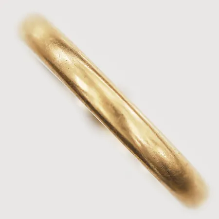 Ring stl:15½, bredd 2,5mm, gravyr, 18K Vikt: 3,2 g