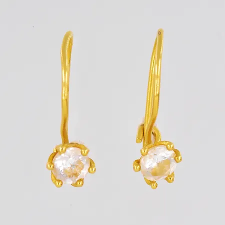 Örhängen med vit sten Ø 5,6mm längd 18mm 14K Vikt: 1,5 g
