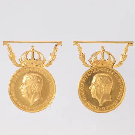 2 Förtjänstmedaljer Gustaf VI Adolf Sveriges Götes och Vendes Konung, För nit och redlighet i rikets tjänst, personlig gravyr, mynt 23K, kant samt krona i 18K Vikt: 26,7 g