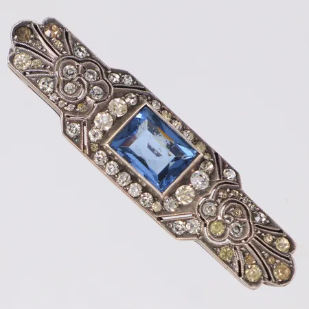 Brosch i art deco-estetik med blå och vita stenar, längd 50mm, bredd 13mm, kraftigt slitage på stenarna, importstämplad, 935/1000 silver Vikt: 9 g