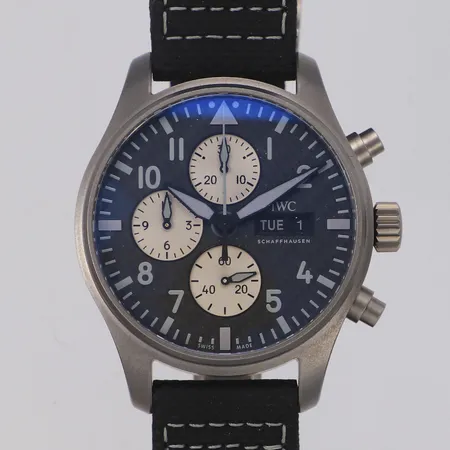 Herrur IWC Pilot AMG, titan, Ø43mm, kolfiber urtavla, automat, kronograf, datum, ref-nr IW377903, serie-nr 6413876, kaliber 69385, verk-nr 8039916, textilband, certifikat från 23.01.2023, manual, putsduk, box, ytterkartong med märken