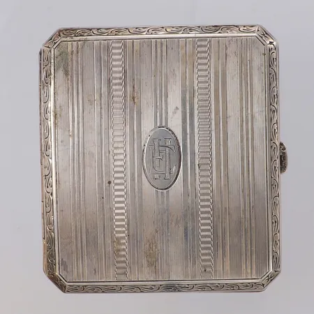 Cigarettetui med mönsterdekor samt monogramgravyr, förgylld insida, längd 9cm, bredd 8cm, insida fylld av gravyrer, repig, vind, sliten, år 1927, 830/1000 silver Vikt: 105,1 g