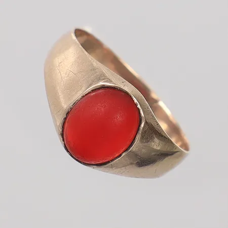Ring med sten stl:19¼, ca bredd 2,9-10,4mm, skev, sliten sten med nagg, skadad fattning. 14K  Vikt: 2,6 g