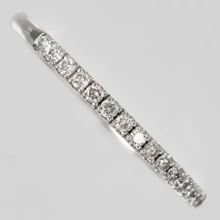 Ring med diamanter ca 15x0,01ct stl: ca 15¾ bredd: ca 1,5mm graverad vitguld 18K Vikt: 1,8 g