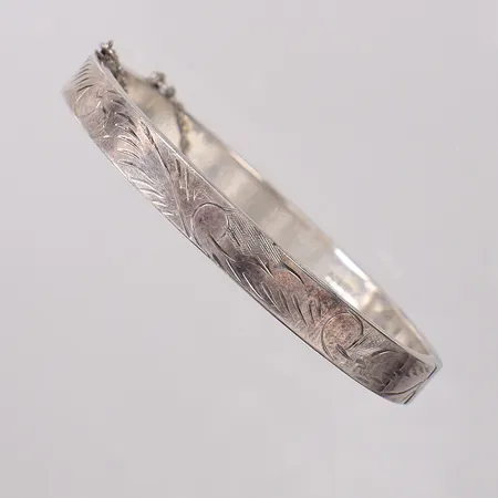 Stelt armband med dekor ca Ø58mm, bredd 7mm, säkerhetskedja, mindre bucklor/skev, GFAB. 925/1000 silver  Vikt: 12,9 g