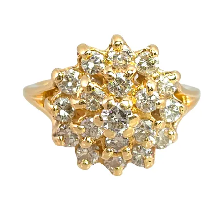 Diamantring i 14K guld, Diamanter 1x0,05ct + 18x0,02ct, ostämplad, stl:14¾ mm (liten modell), bredd 1 - 11,5 mm, fint skick Vikt: 3,2 g