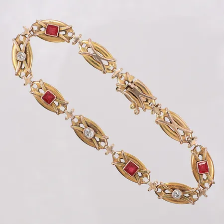 Armband med gammalslipade diamanter 3xca0,07ct och rubiner, längd 18cm, bredd 4,8-7,6mm, mycket slitna länkar, skadad rubin. 14K  Vikt: 16,1 g