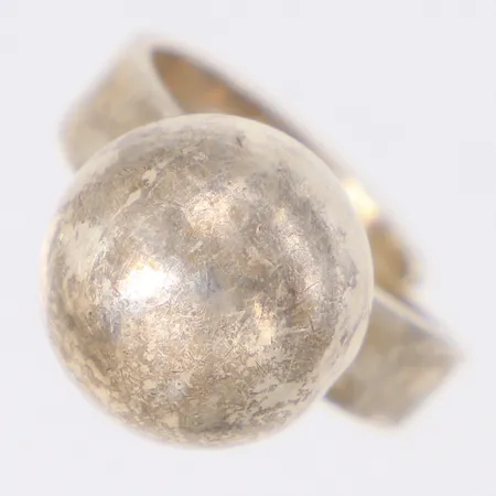 Ring med kuldekor, stl16½, något reglerbar storlek, bredd 13mm, Siersbøl Danmark, 925/1000 silver Vikt: 4 g