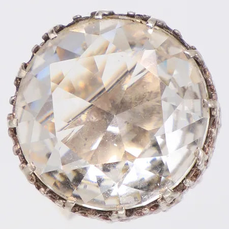 Ring med fasettslipad bergkristall, infattning med genombruten dekor, något reglerbar storlek, stl18, bredd 21mm, höjd ca 14mm, Hallberg Guldsmeds AB, Köping år 1973, sten sitter löst, silver Vikt: 11 g