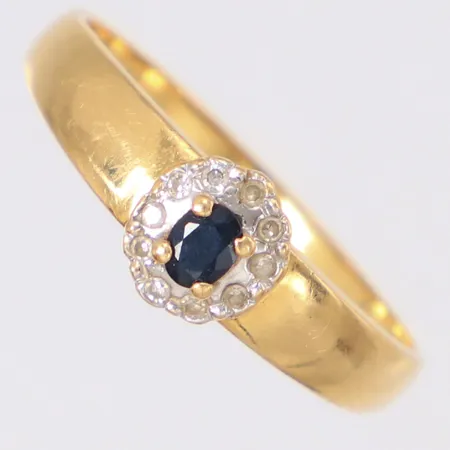 Ring med diamanter ca 0,001ct, samt blå safir, , stl:18¾, bredd 6,9mm, 18K Vikt: 2,3 g