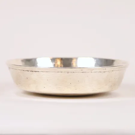 Skål Tapio Wirkkala TW 289 Kultakeskus, Tavastehus 1972. Modellen formgiven 1963. Hamrad yta med vikt kant. Stämplad TW och KÄSITYÖ (handgjord). Diameter 20,5cm, höjd 40mm, silver 925/1000. Vikt: 511,1 g