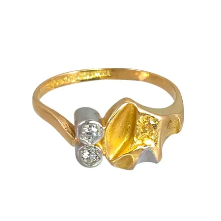 Ring i 18K guld, LAPPONIA FINLAND, Diamanter 2 st - totalt 0,04ct - stämplat på skenans insida, tillverkad 1989 (M8), stl:18¾ mm, bredd 1,7 - 9,5 mm, fint skick Vikt: 3,3 g