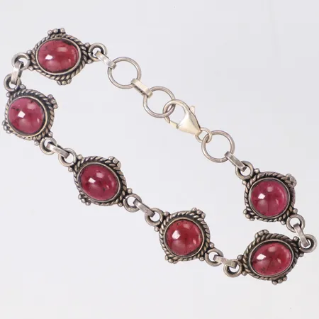 Armband med cabochonslipade röda stenar, troligen glas, längd 19cm, bredd 16mm, 925/1000 silver Vikt: 20,3 g