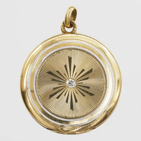 Hänge/medaljong med diamant 1xca0,07ct och emaljdekor, längd 39mm, bredd 30mm, öppningsbar, sprickor i emaljen, 18K Vikt: 8,9 g
