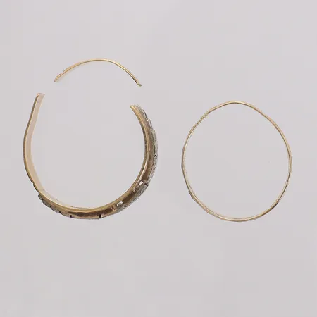 2 Ringar defekta, stenar, gravyr, 18K bruttovikt 6,4g. 