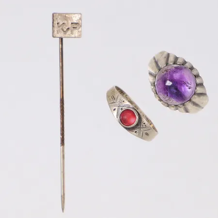 Ringar och kragnål, skeva, skadade stenar, 835/1000 silver Vikt: 6,8 g