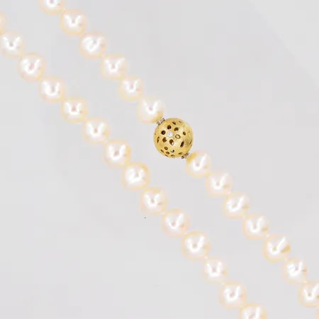 Pärlcollier Ole Lynggaard guldlås 18K Ø 10,3mm diamanter ca 3x0,01ct pärlor Ø ca 7,4mm längd 47cm vikt guldlås 2,7g Vikt: 2,7 g