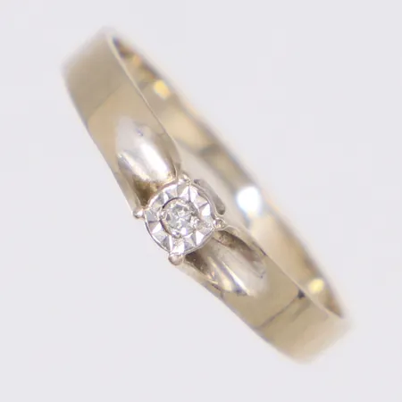 Ring med diamant ca 0,02ct 8/8-slipad stl:16½, bredd 3,3mm, Pettersson Ab Olof Stockholm 1977, vitguld, 18K Vikt: 1,6 g