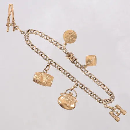Armband Bismarck med sex berlocker, ca längd 19,5cm, bredd 4,1mm, en berlock bucklig. 18K  Vikt: 13,8 g