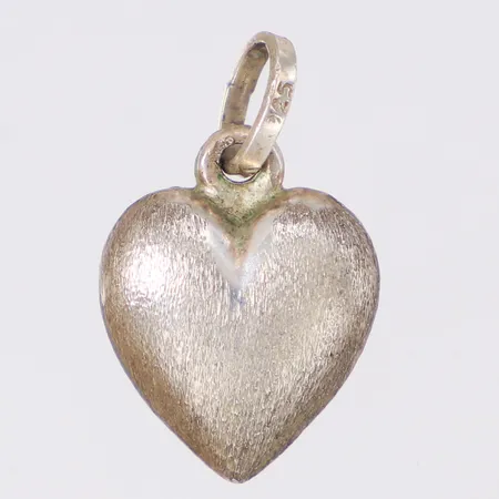 Hänge hjärta med matterad dekor längd 21mm, bredd 13mm, 925/1000 silver Vikt: 1,3 g