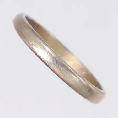 Ring slät vitguld, stl:18¼, bredd 2,6mm, gravyr, 18K Vikt: 3,1 g
