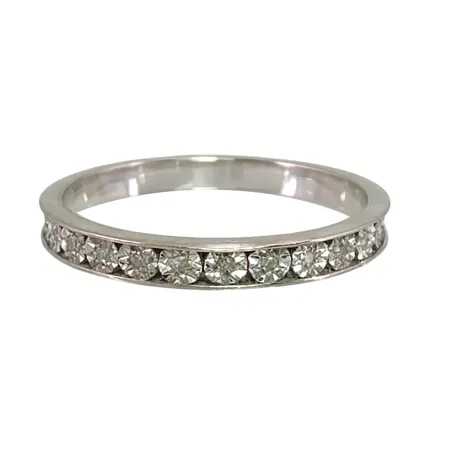 Diamantring i 18K vitguld, Diamanter infattade runtom hela skenan 28 x 0,001ct, Guldfynd (GHA), stl:16,0 mm, bredd 2 mm Vikt: 1,4 g