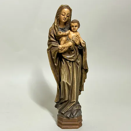 Madonna och det gudomliga barnet träskulptur höjd 20,5cm bredd 7cm, signerad P.G.K