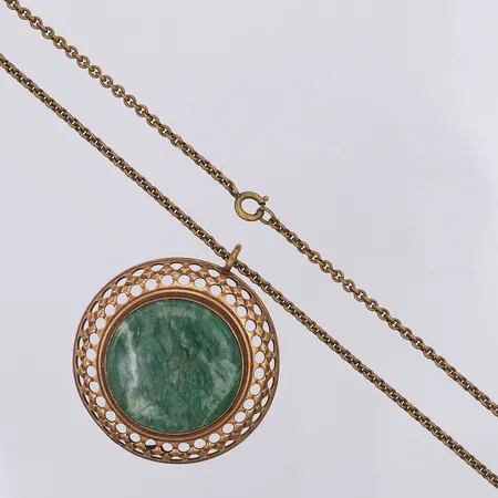Collier Kalevala Koru längd 81cm bredd 2,7mm hänge grön sten Ø45mm, Finland, brons
