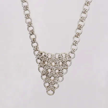 Collier ca längd 52cm, bredd 5,5-27,3mm. 925/1000 silver Vikt: 23,3 g