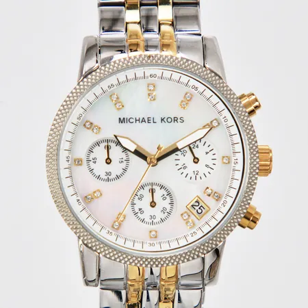 Damur Michael Kors Ø ca 36mm quartz kronograf datum stål urtavla i pärlemor med vita stenar modellnr: MK-5057 ref-nr: 251503 stål/doublélänk extralänk går ej batteribyte krävs inga tillbehör 