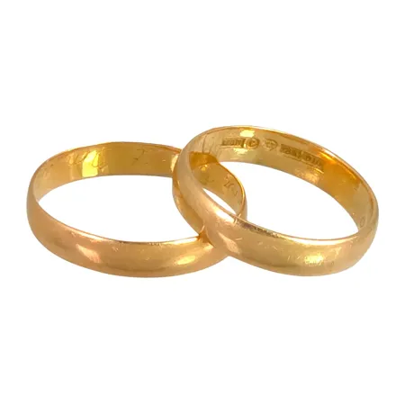 Ringar, två st, 18K guld, defekter och gravyrer Vikt: 3,9 g