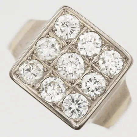 Ring med briljantslipade diamanter totalt 1,20ct enligt gravyr, kvalitet ca W-TCr(H-I)/VS, tillverkad av Gunnar Alp Guldsmedja, Stockholm år 1976, stl: 16, 18K vitguld Vikt: 5,1 g