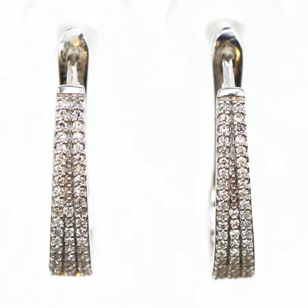 Ett par örhängen, ca 53 diamanter, längd:18,6mm, bredd: ca3,9mm, vitguld 18K. Vikt: 3,9 g