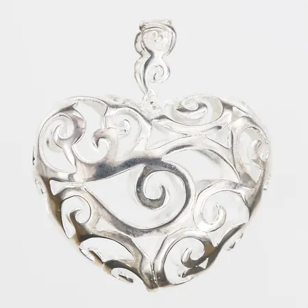 Hänge hjärta längd 36mm, bredd 31mm, ostämplat silver  Vikt: 7,9 g
