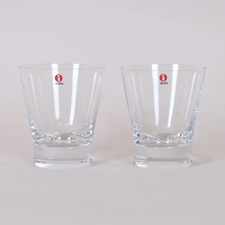 Två glas Aarne Iittala, höjd 10,5cm, klarglas, etikettmärkta, formgiven av Göran Hongell Skickas med paket.